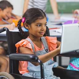 اسکولوں میں معذور افراد کے لیے وفاقی حکومت نیا تربیتی پروگرام بنائے گی